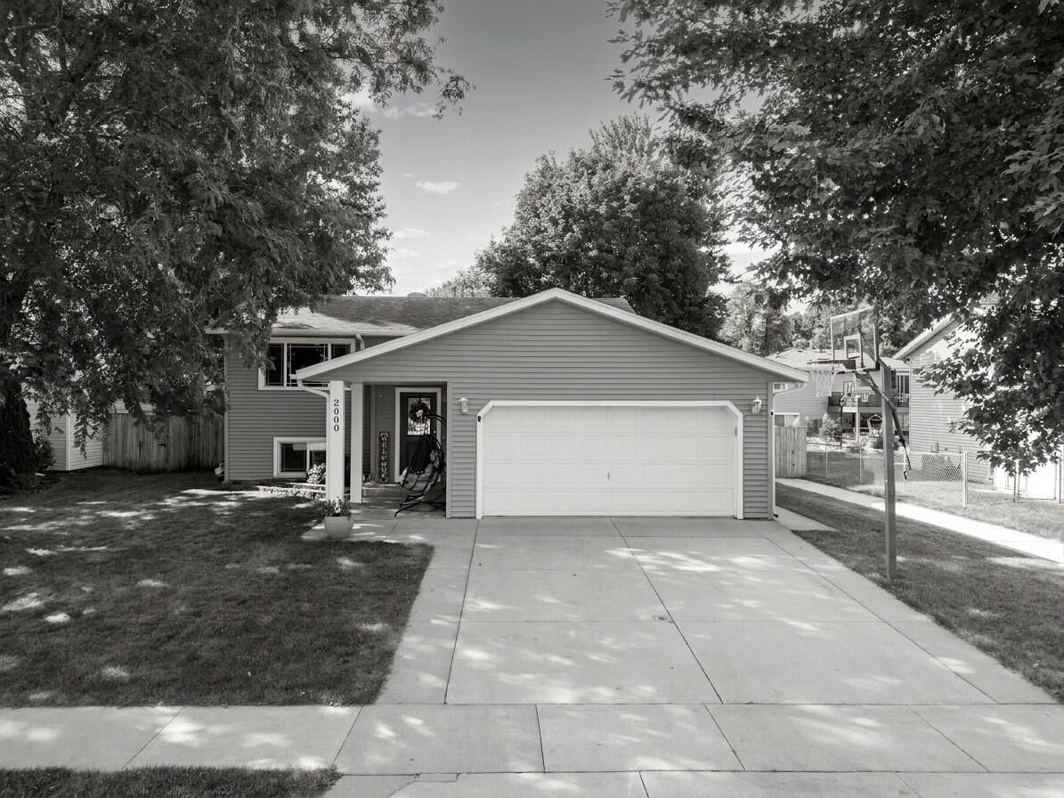 Property Photo:  2000 23 1/2 Street SE  MN 55904 