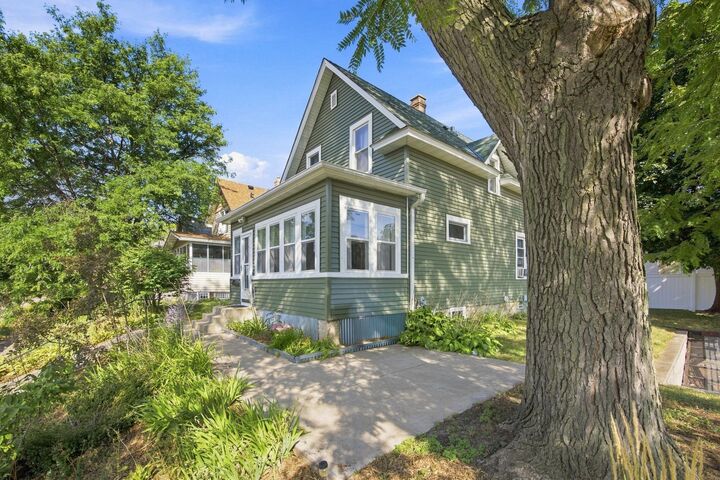 Property Photo:  1825 Minnehaha Avenue W  MN 55104 