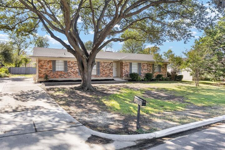 Property Photo: 3170 Golfing Green Drive TX 75234
