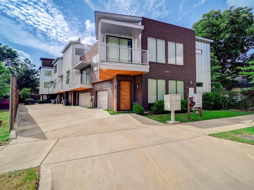 Property Photo: 1022 Eldorado Avenue 102 TX 75208