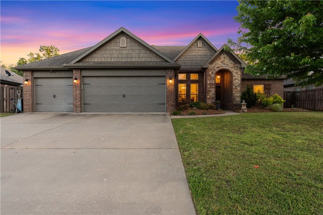 Property Photo:  1706 NE Chaucer Street  AR 72712 