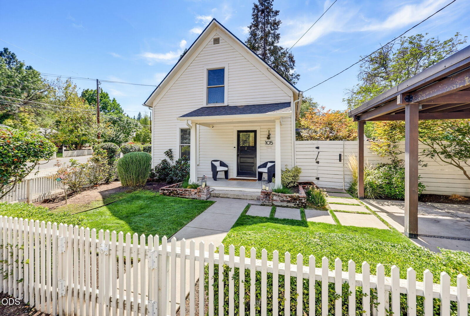 Property Photo:  105 W Pine Street  OR 97530 