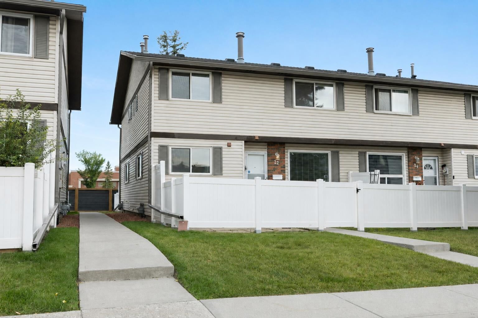 Property Photo:  740 Bracewood Drive SW 22  AB T2W 3N3 