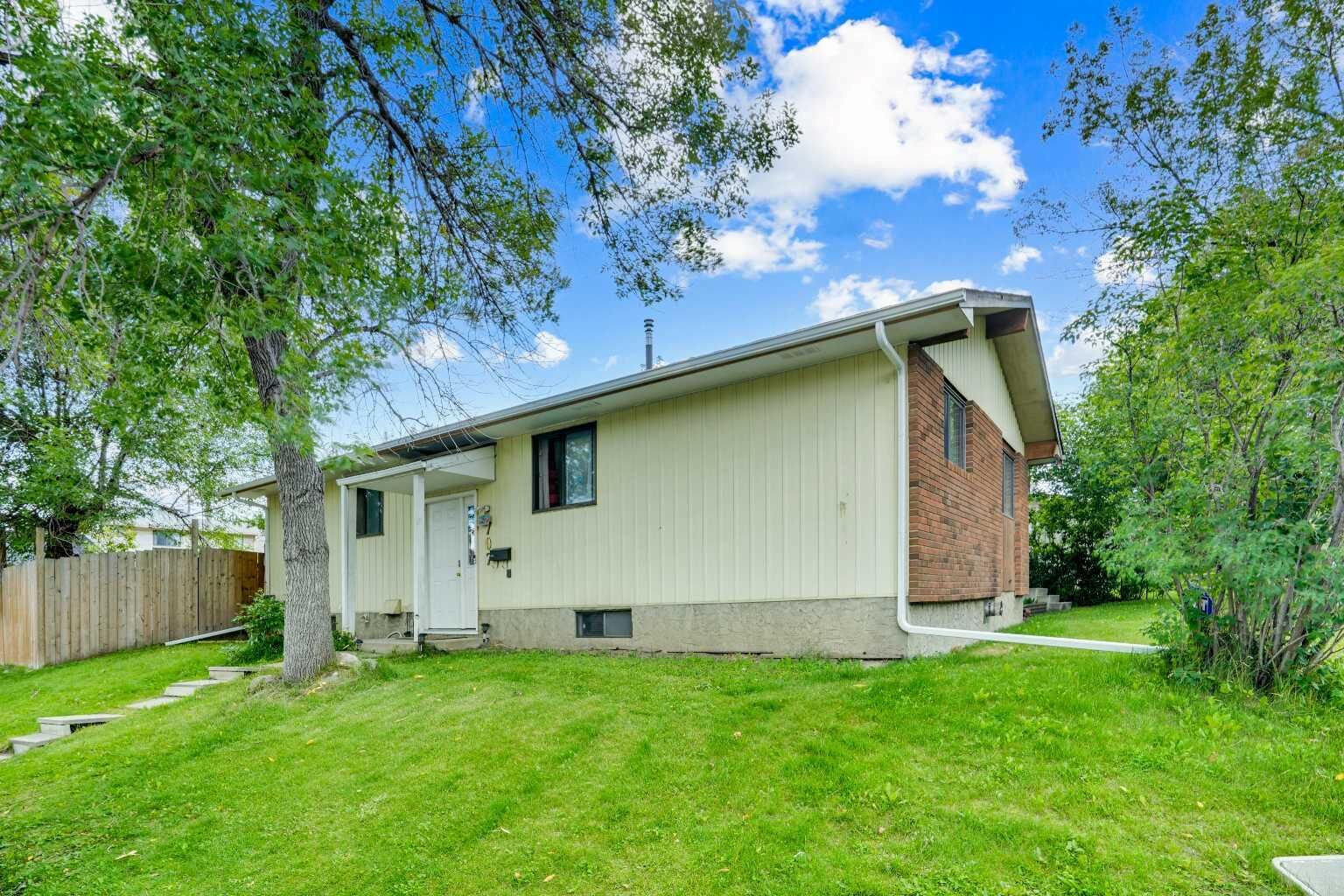 Property Photo:  707 Whitehill Way NE  AB T1Y 3E6 