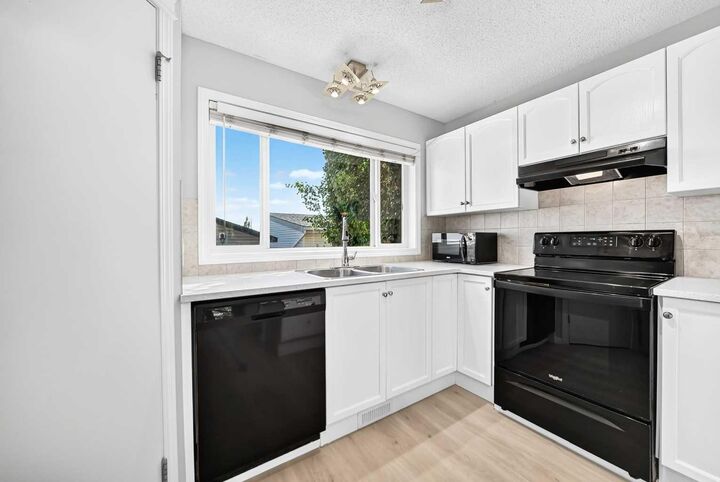 Property Photo:  15 Prestwick Place SE  AB T2Z 4P4 