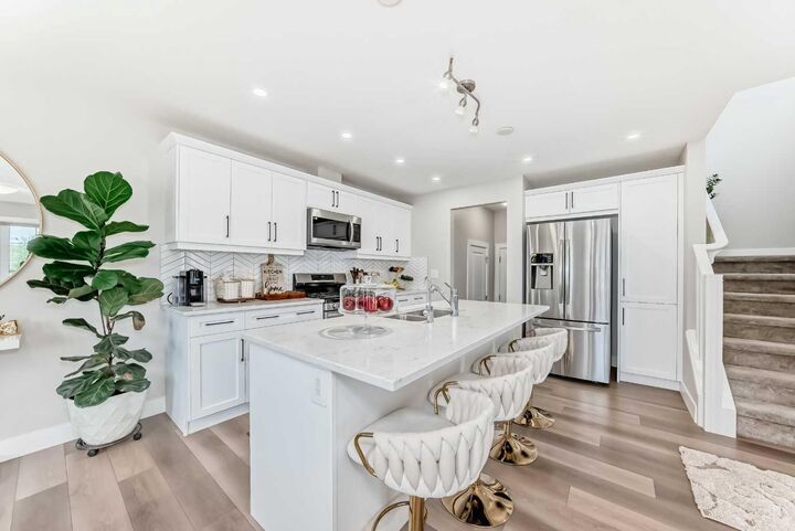 Property Photo:  8 Yorkville Link SW  AB T2X 4K4 