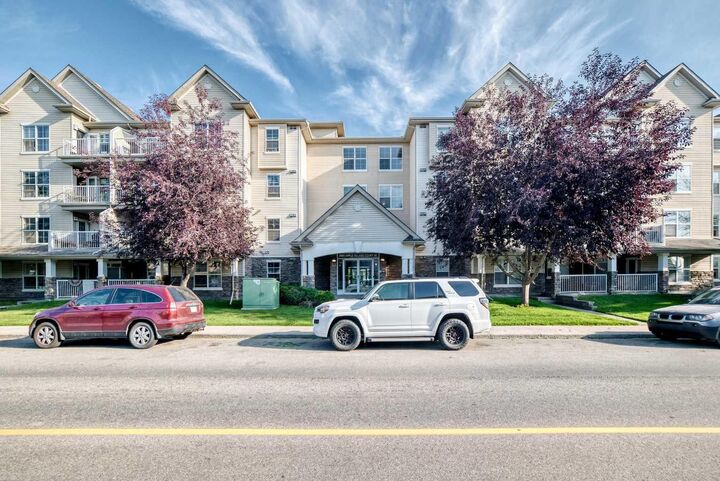 Property Photo:  2000 Applevillage Court SE 411  AB T2A 7Z4 
