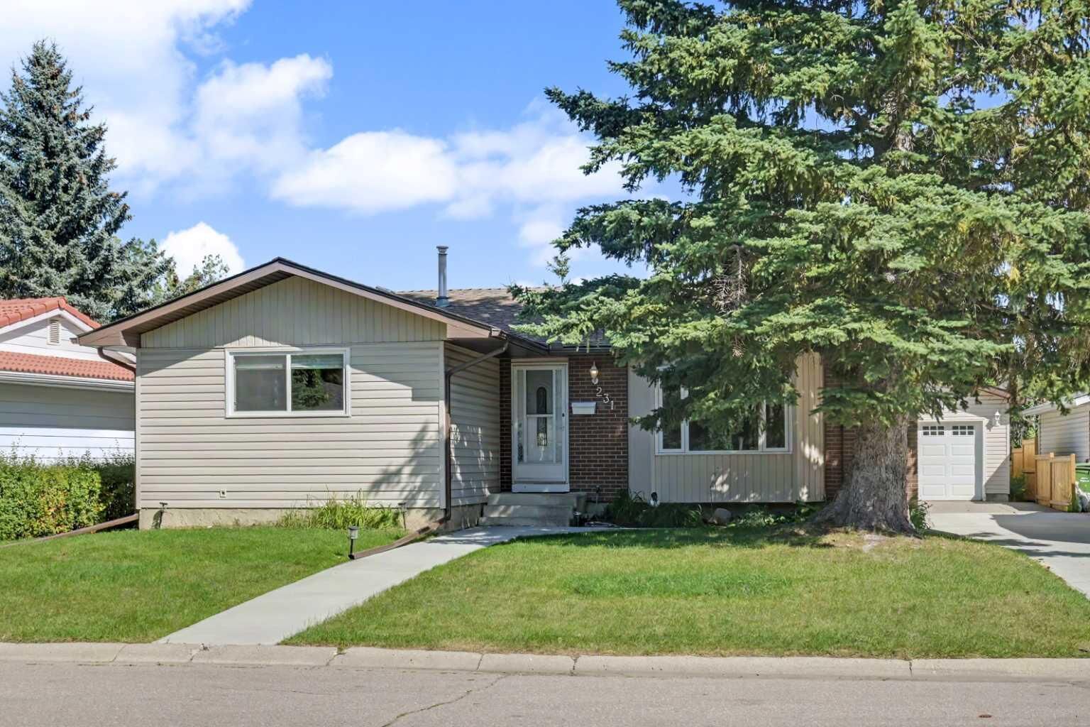Property Photo: 231 Cedarille Green SW AB T2W 2H3