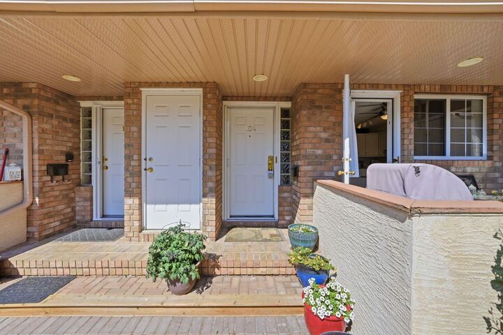 Property Photo: 438 31 Avenue NW 104 AB T2M 2P4