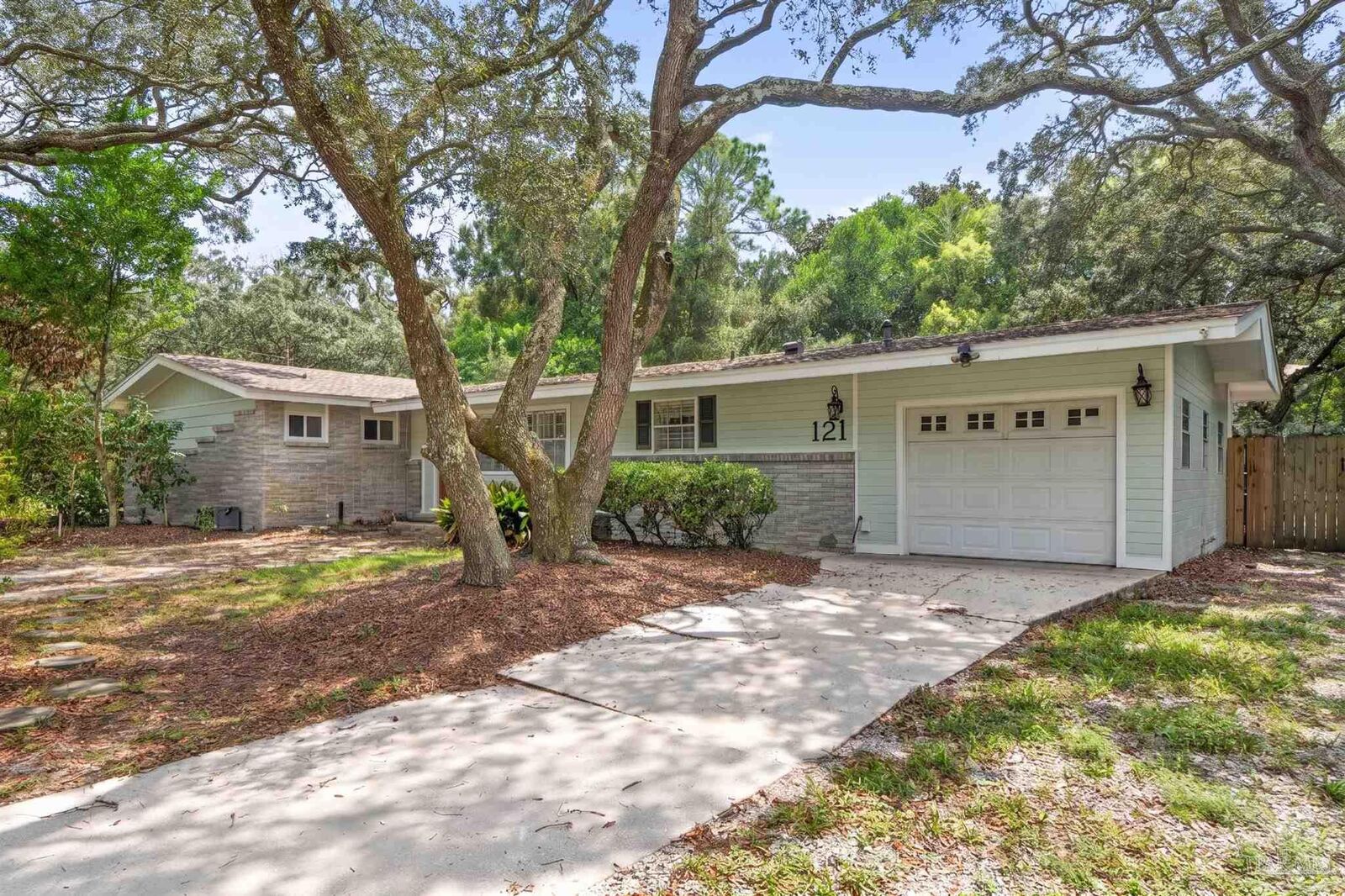 Property Photo: 121 Gilmore Dr FL 32561