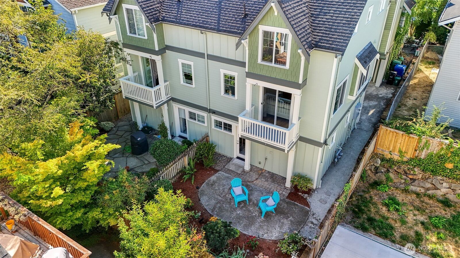 Property Photo:  8846  Midvale Avenue N B  WA 98103 