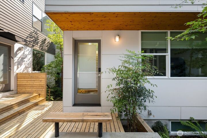 Property Photo:  906  13th Avenue B  WA 98122 