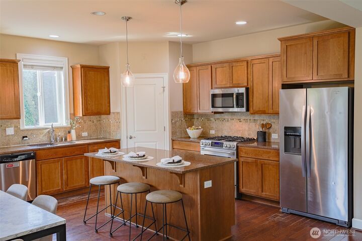 Property Photo:  208  Ilwaco Place SE  WA 98059 