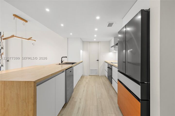 Property Photo:  210 Sea View Dr 608  FL 33149 