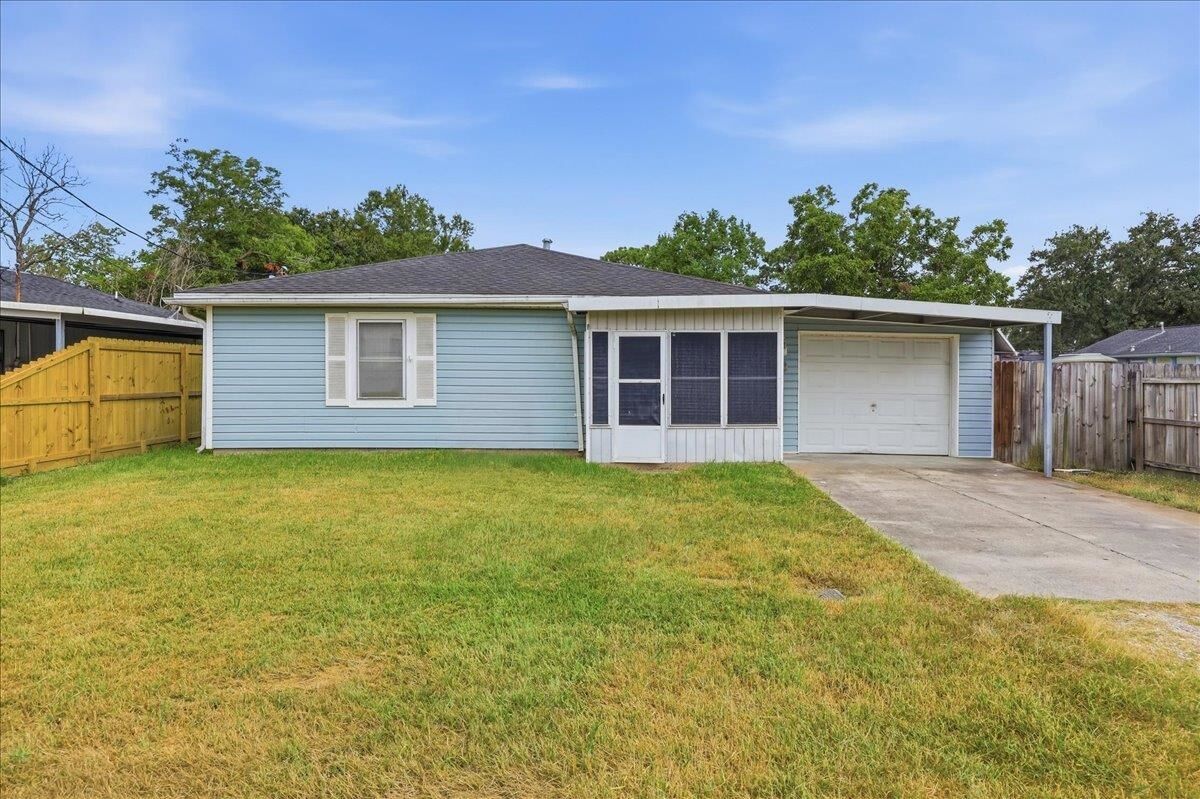 Property Photo:  1611 Avenue C  TX 77627 