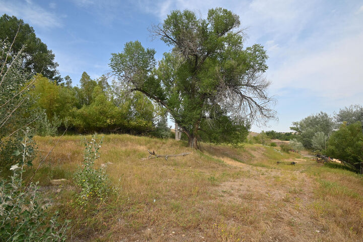 Property Photo:  