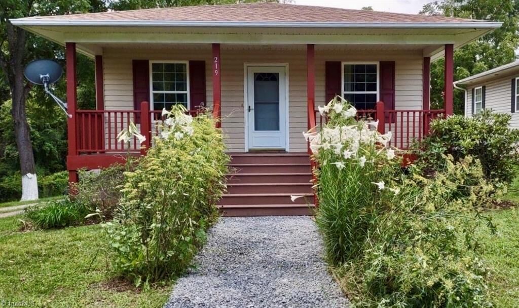 Property Photo:  219 Oakview Road  NC 28806 
