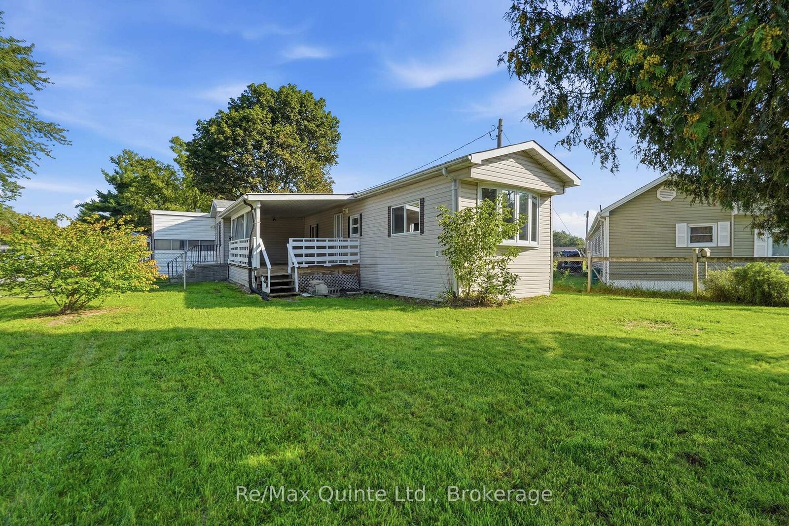 Property Photo: 63 Whites Road 15 ON K8V 5P5