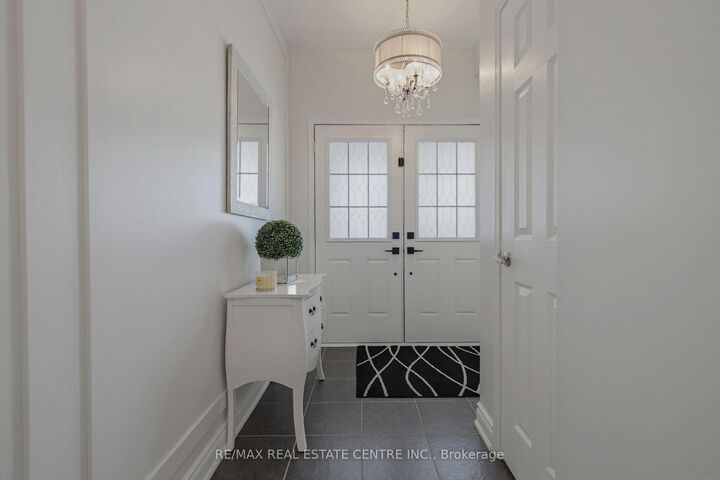 Property Photo:  16 Gulfbrook Circle  ON L6Z 0G4 