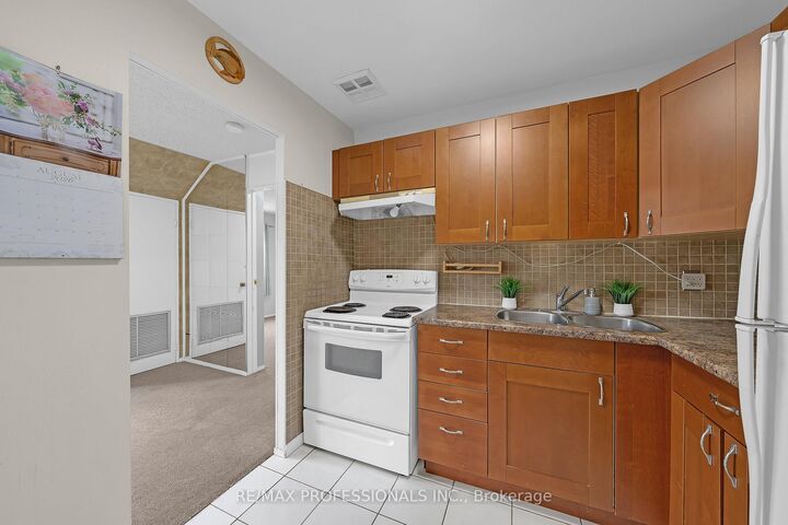 Property Photo: 2001 Bonnymede Drive 116 ON L5J 4H8