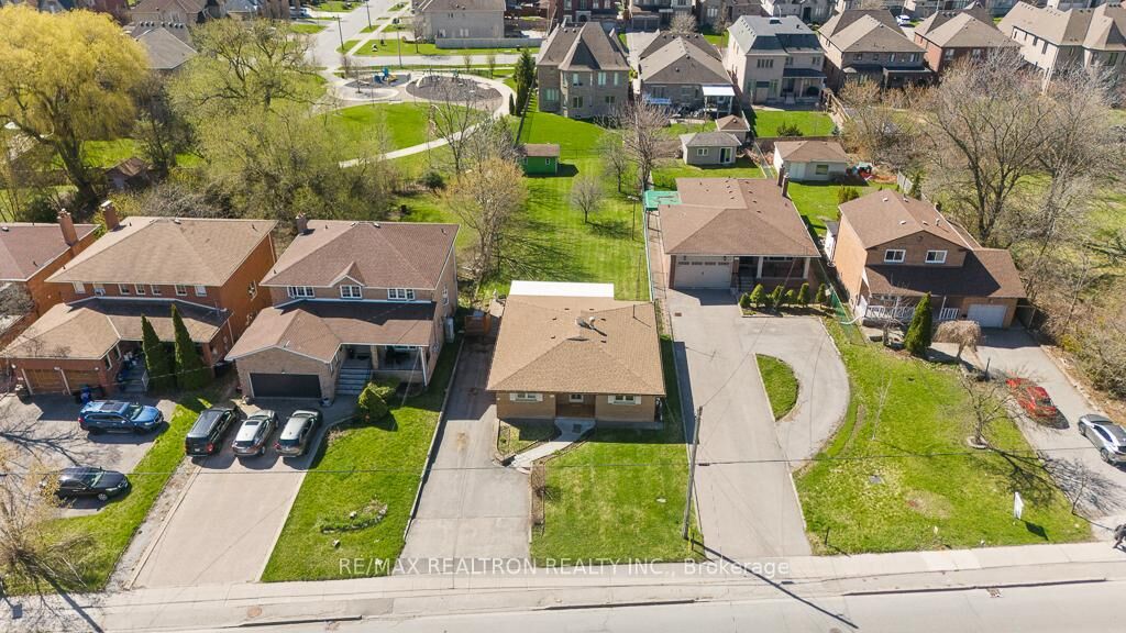 Property Photo:  163 Elgin Mills Road W  ON L4C 4M3 