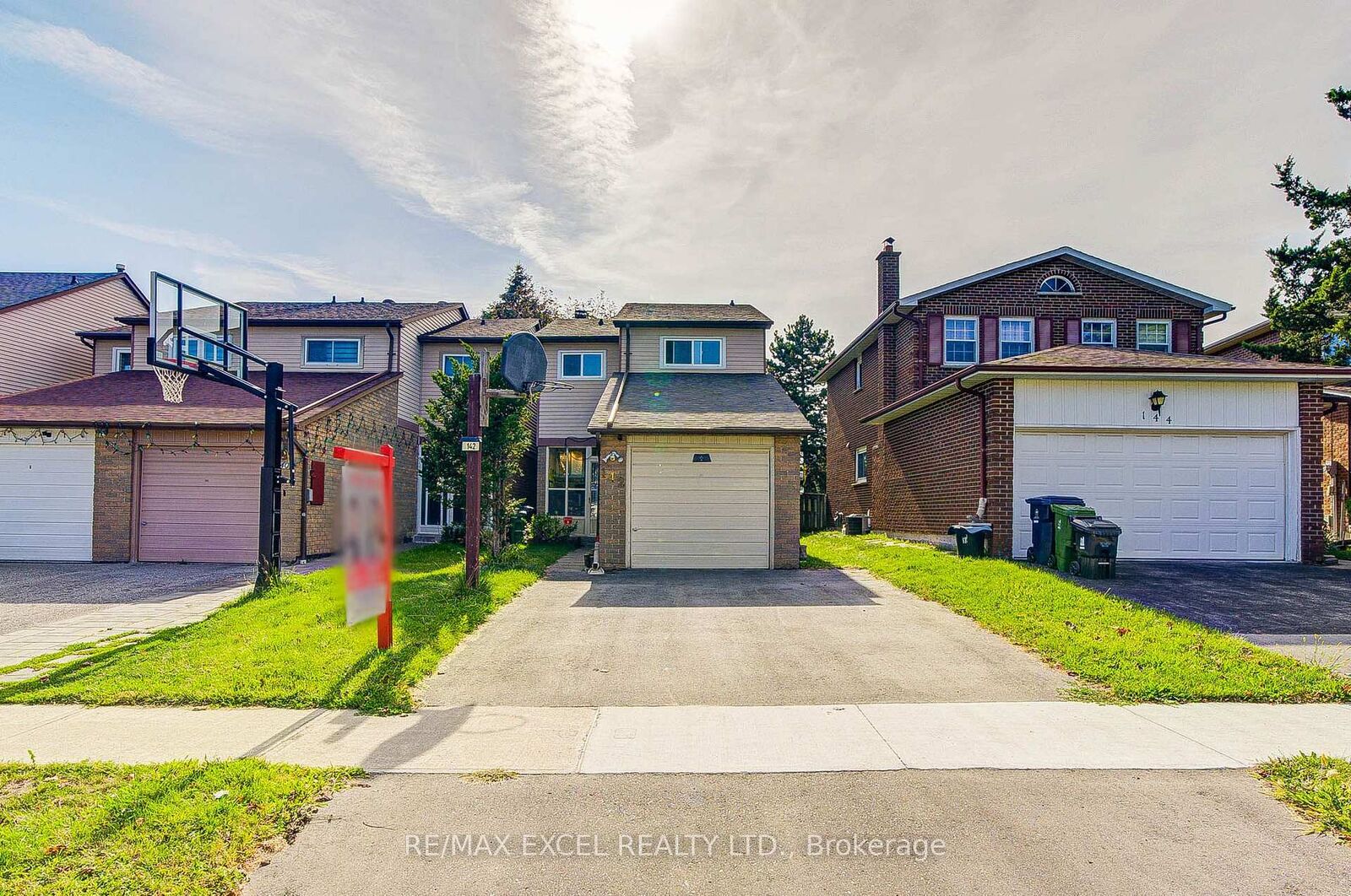 Property Photo:  142 Shady Hollow Drive  ON M1V 2L8 