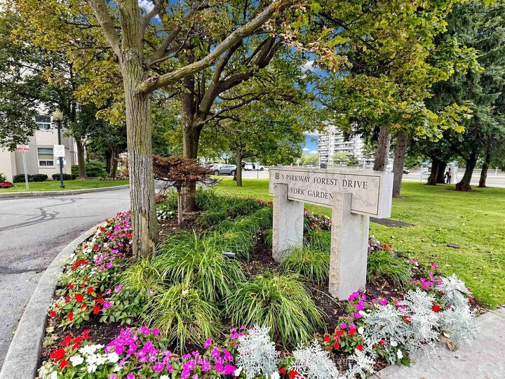 Property Photo: 5 Parkway Forest Drive 1609 ON M2J 1L2