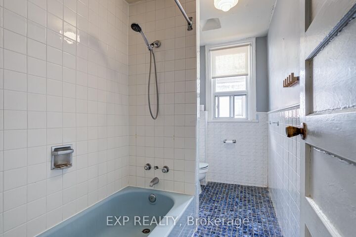 Property Photo:  196 Beatrice Street 2nd &Amp 3rd  ON M6G 3G1 