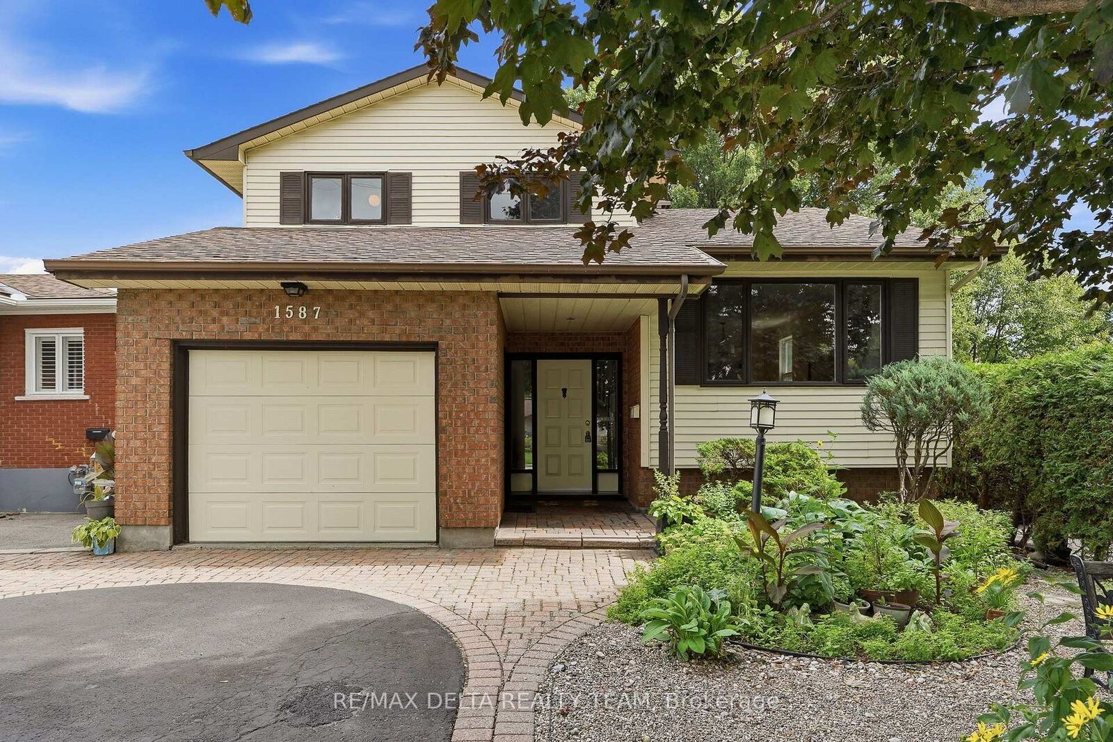Property Photo: 1587 Maxime Street ON K1B 3K9