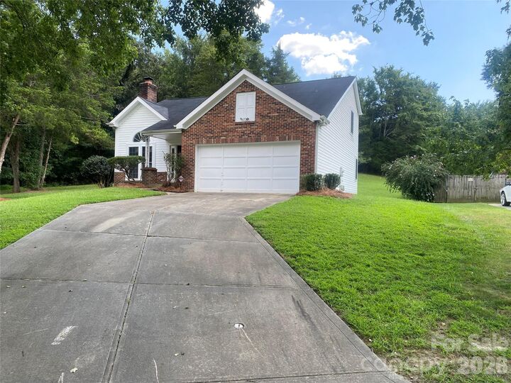 Property Photo: 11101 Deerpath Court NC 28262