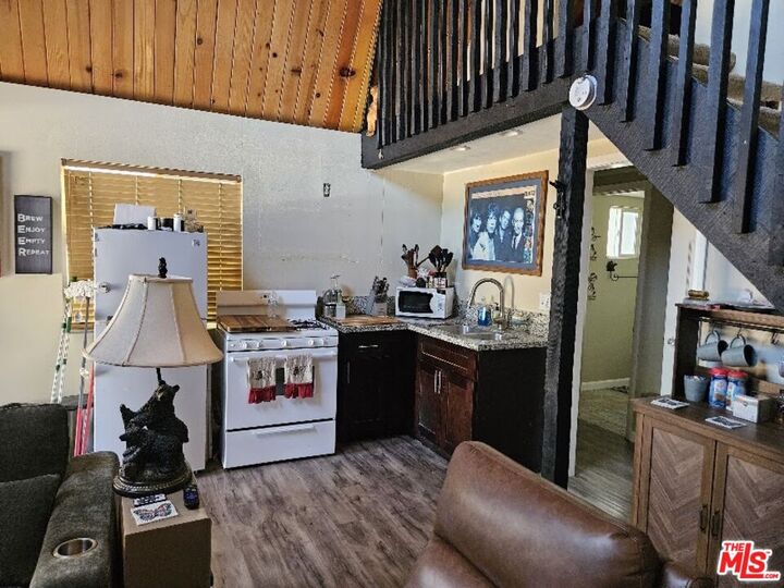 Property Photo: 550 Pine Ln CA 92386