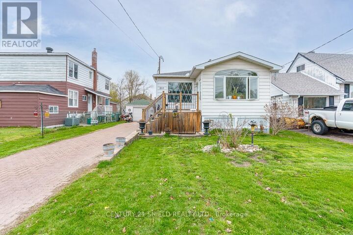 Property Photo:  803 Leonard Avenue East  ON K6J 1L5 