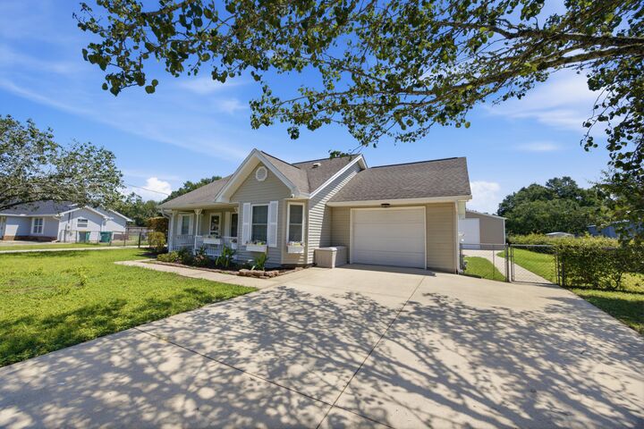Property Photo: 220 W Walker Circle FL 32539