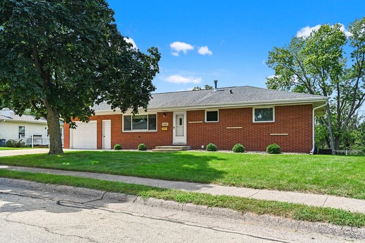 Property Photo:  3005 Oak Crest Drive  IA 52001 