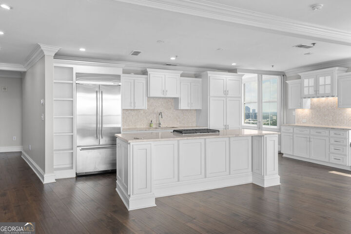 Property Photo: 2881 Peachtree Road NE 2103 GA 30305