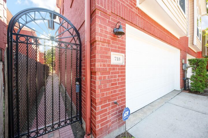 Property Photo:  718 Roy Street  TX 77007 