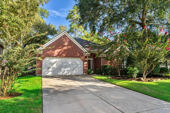 Property Photo: 31 Canoe Birch Place TX 77382