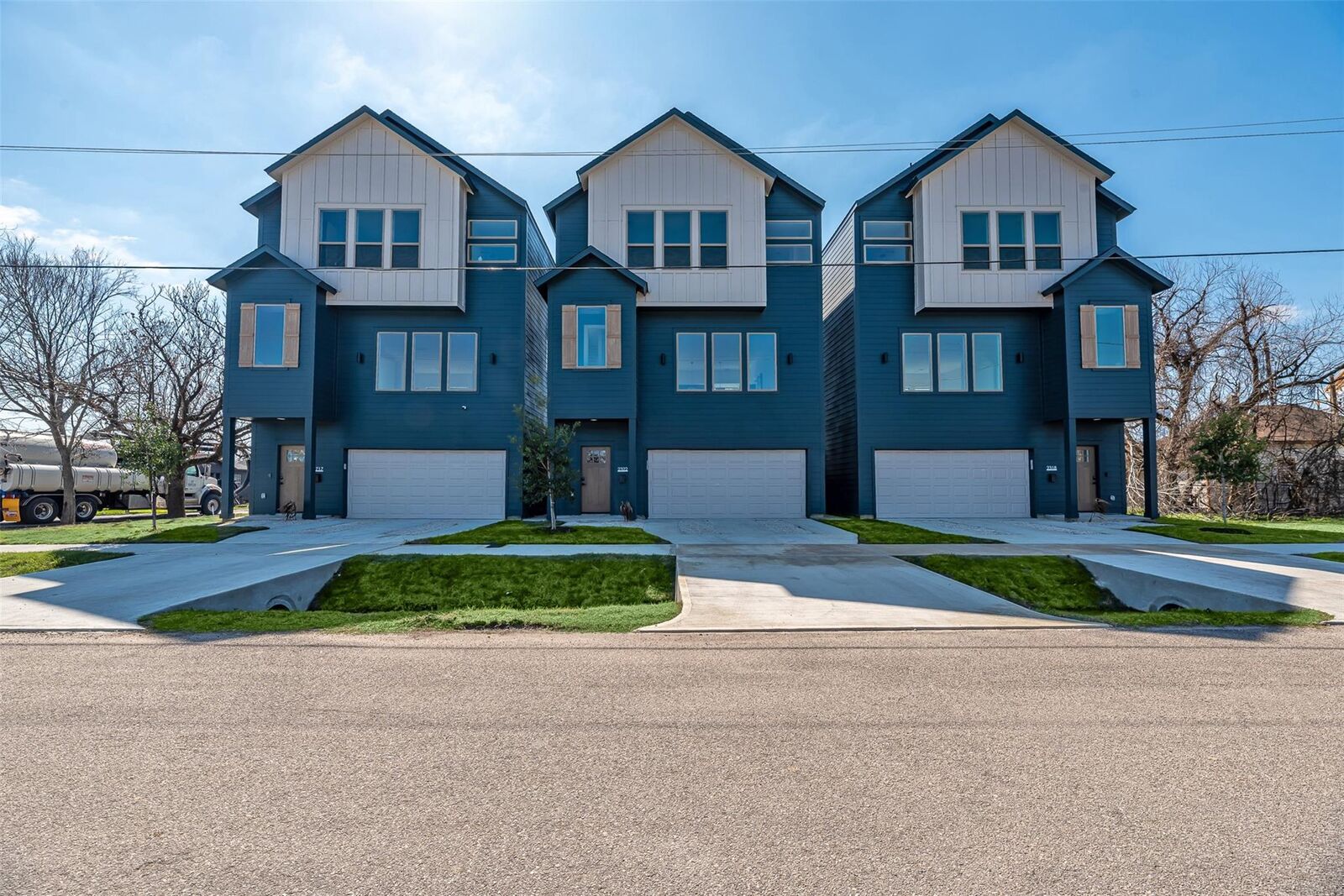 Property Photo:  2318 Mills Street  TX 77026 