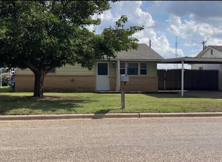 Property Photo:  807 Avenue L  TX 79363 