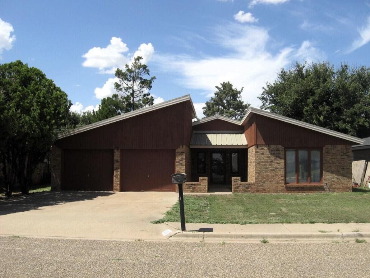 Property Photo:  311 Douglas Street  TX 79336 