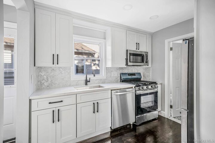 Property Photo:  1 Hudson Court  NY 11563 