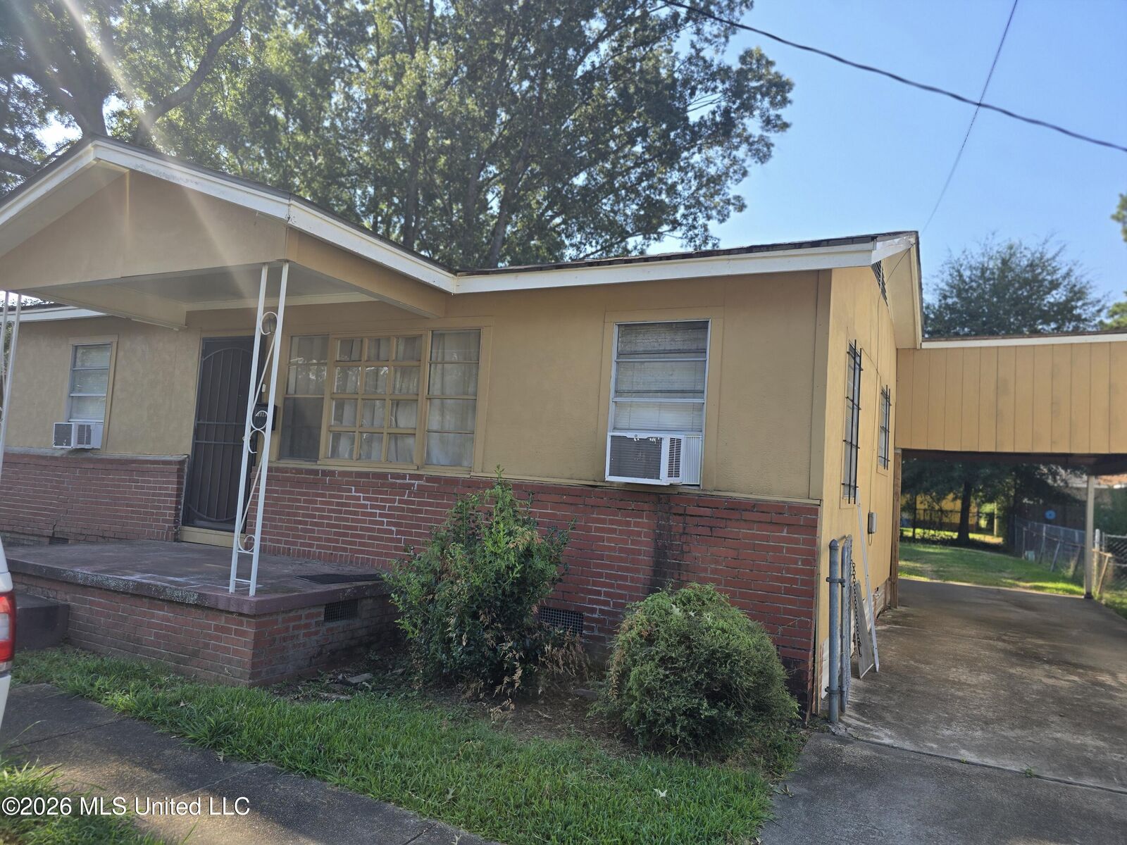 Property Photo: 2013 W Ridgeway Street MS 39213