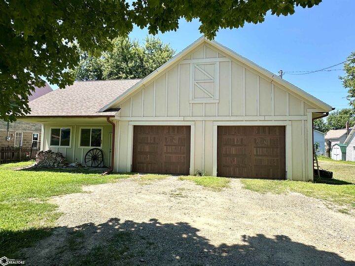 Property Photo: 1137 West Street IA 50112