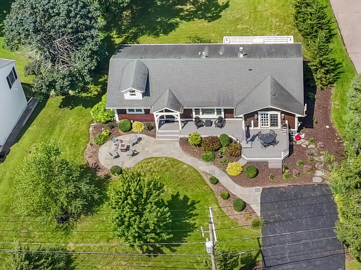 Property Photo:  962 Shabbona Dr  WI 53125 