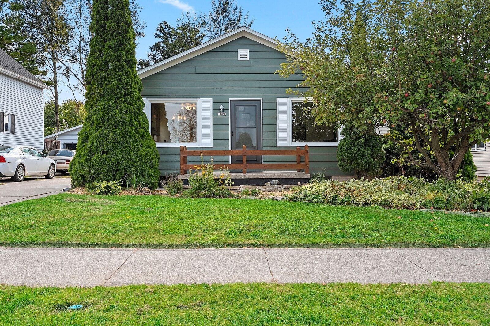 Property Photo:  1621 Johnston Dr  WI 54220 