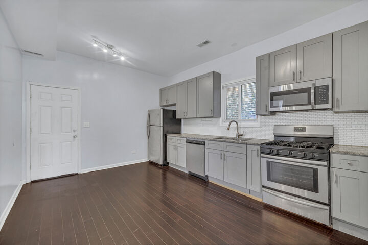 Property Photo:  4908 W Byron Street  IL 60641 
