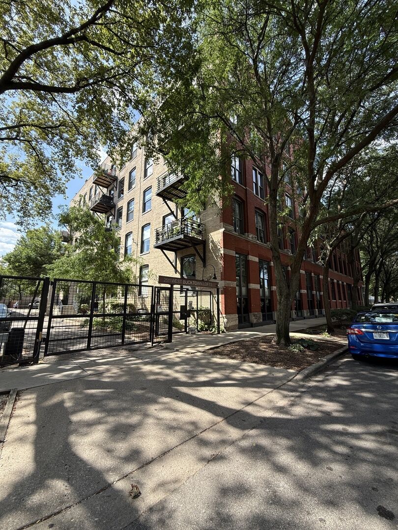 Property Photo: 2511 W Moffat Street 201 IL 60647
