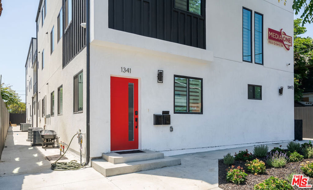 Property Photo:  1341 N Mariposa Avenue  CA 90027 