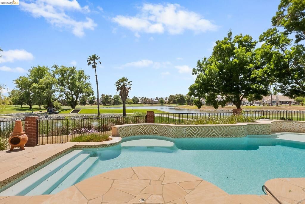 Property Photo: 2244 Colonial Ct CA 94505