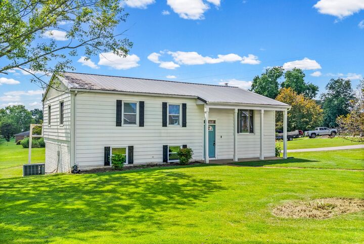 Property Photo:  201 W Meadow Dr  TN 37043 